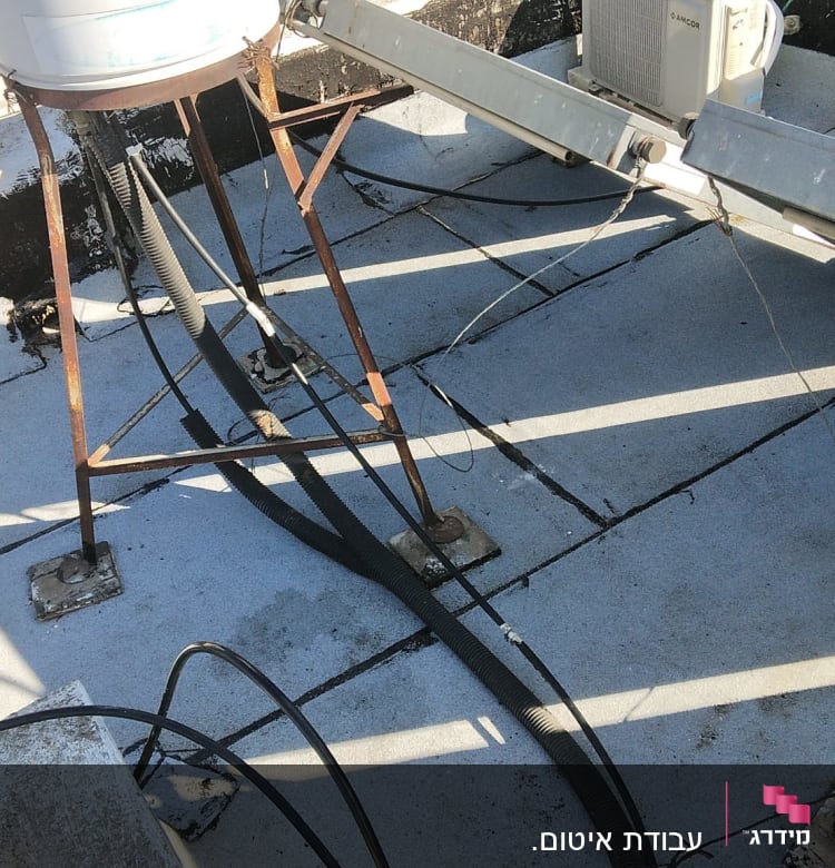 צינורות ואיטום על גג עם מתקנים שונים